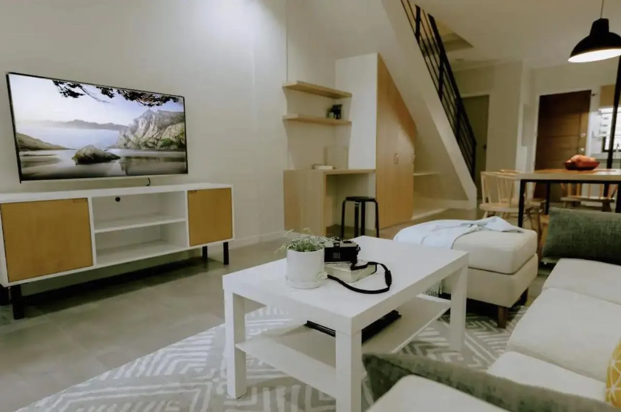 Two Bedroom Residential Home With Own Parking Angeles Philippines